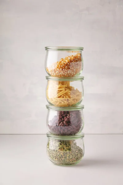 Toples kaca dengan pasta, lentil, kacang-kacangan dan jagung — Stok Foto