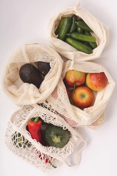 Fruits et légumes frais biologiques dans des sacs écologiques en coton — Photo