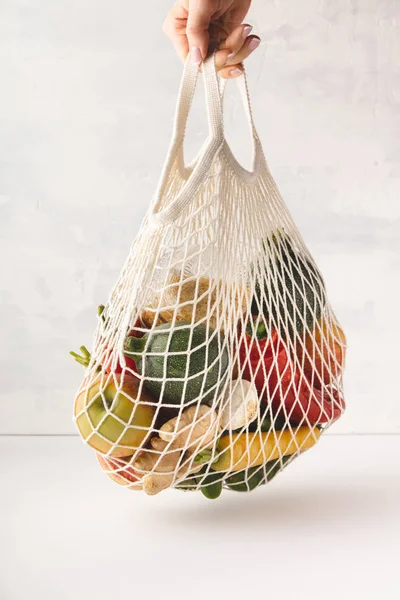 女性の手には果物と野菜が入り混じった袋が — ストック写真