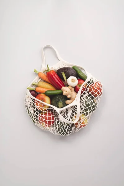 Fruits et légumes frais biologiques dans un sac textile en maille — Photo