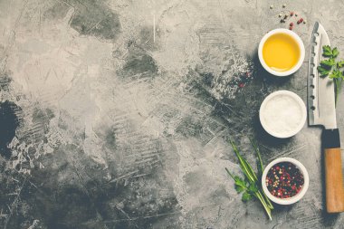 Mutfak bıçağı ve baharatlar 