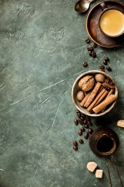 Kahve, çiçek ve baharat eski yeşil zemin üzerine