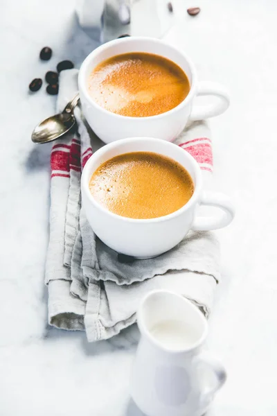 Káva složení na bílém mramorovém pozadí. Káva espresso v bílé hrnky — Stock fotografie