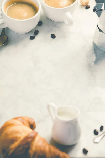 Composición de café sobre fondo de mármol blanco. Café expreso en tazas blancas — Foto de Stock