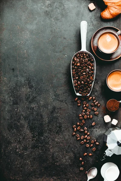 Café expreso en tazas oscuras, café beant, café molido, azúcar morena, leche, croissants, cápsulas . — Foto de Stock