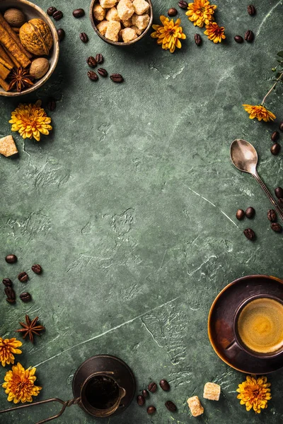 커피, 꽃과 오래 된 녹색 배경에 향신료 — 스톡 사진