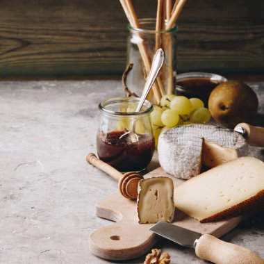 Beyaz şarap ile charcuterie çeşitler taş zemin üzerine