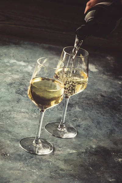 Fehér bor ömlött be a pohár, közelről — Stock Fotó
