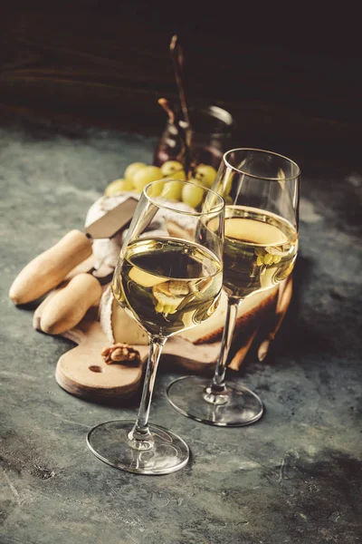 Weißwein mit Wurstsortiment auf dem steinernen Hintergrund — Stockfoto