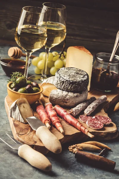 White wine with charcuterie assortment on the stone background — Stock Photo, Image
