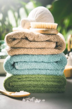 Tropikal yaprakları arka plan üzerinde Havlu, yakın