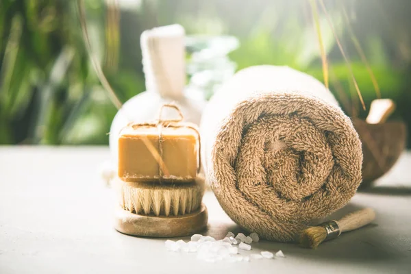 Wellness-Komposition auf tropischen Blättern Hintergrund, Nahaufnahme — Stockfoto