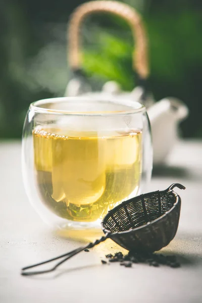 Composizione del tè su sfondo foglie tropicali, primo piano — Foto Stock