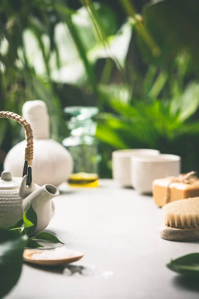 熱帯葉の背景に茶の組成物,クローズアップ — ストック写真