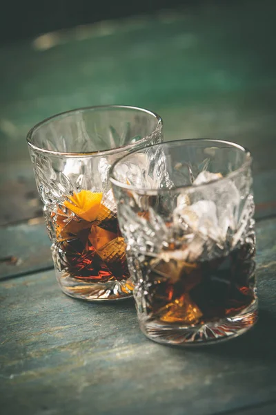 Cocktail alcoólico com casca de laranja e gelo — Fotografia de Stock