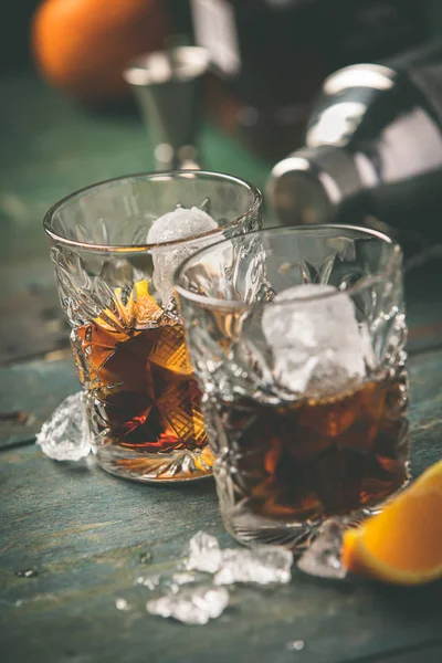 Portakal kabuğu ve buz ile alkollü kokteyl