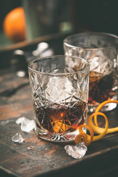 Portakal kabuğu ve buz ile alkollü kokteyl