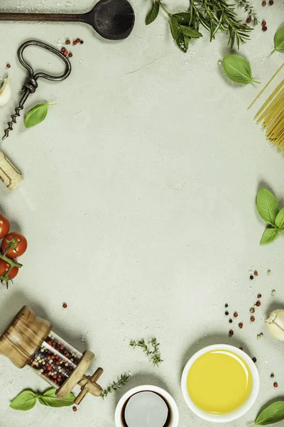 Huile d'olive, vinaigre balsamique, sel, poivre, herbes, pâtes, tomates sur fond de béton — Photo