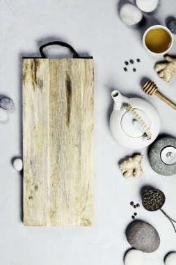 Asya çay seti ve spa taşları beton zemin üzerine