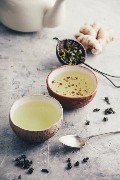 Composición del té con viejas tazas chinas de té verde y tetera blanca —  Fotos de Stock