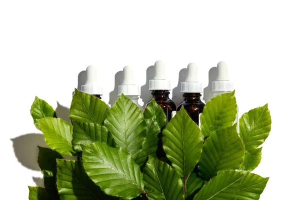 Conjunto de cosméticos naturais e óleos de massagem sobre fundo branco — Fotografia de Stock