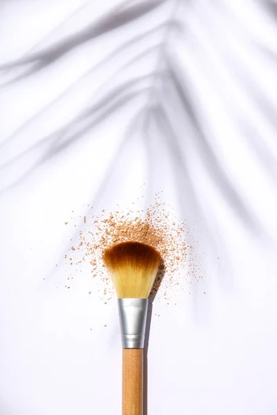 Brosse de maquillage et poudre pour le visage sur fond blanc — Photo