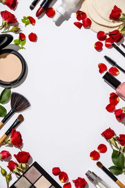 Pinceles de maquillaje y productos cosméticos sobre fondo blanco — Foto de Stock