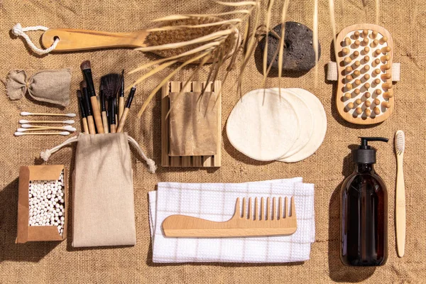 Residuos cero, accesorios de baño ecológicos sobre fondo de tela de arpillera — Foto de Stock