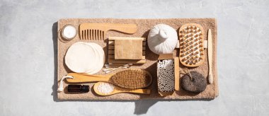 Sıfır atık, çevre dostu banyo aksesuarları beton arka tarafta.