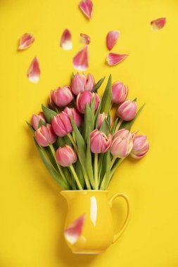 Bir sürahi taze pembe lale, yakın