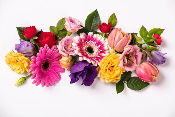Mise en page créative faite avec de belles fleurs sur fond blanc . — Photo