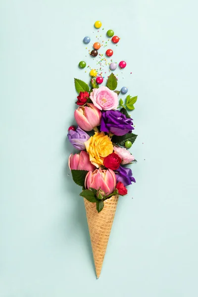 冰淇淋圆锥与鲜花和洒夏季最小概念. — 图库照片