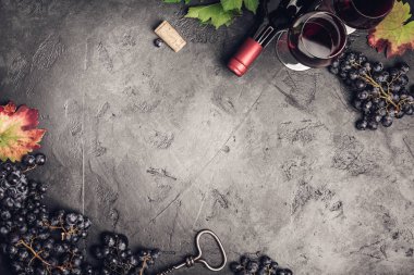 Koyu kırsal arkaplanda şarap kompozisyonu