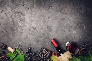 Koyu kırsal arkaplanda şarap kompozisyonu