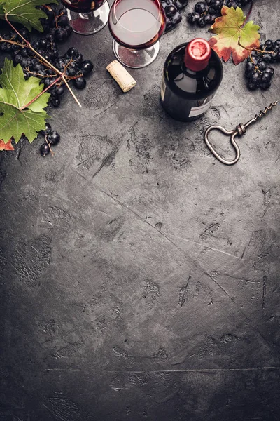 Composição do vinho no fundo escuro rústico — Fotografia de Stock