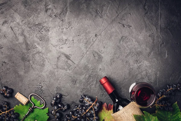 Composizione del vino su sfondo rustico scuro — Foto Stock
