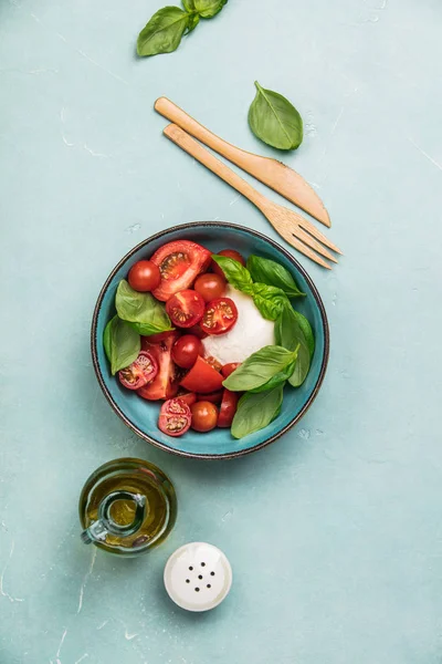 Insalata caprese su sfondo blu — Foto Stock