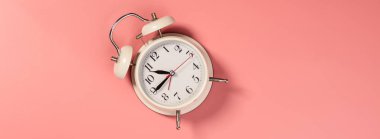 Pembe arka planda beyaz alarm saati - desen
