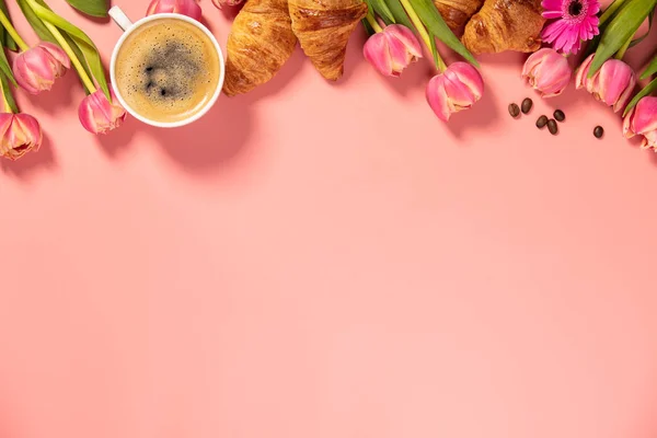 Morgenkaffee, Croissants und eine schöne Blume. Gemütliches Frühstück. — Stockfoto