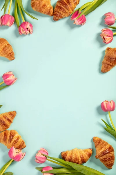 Delicious fresh mini croissants and flowers, flat lay — Stock Photo, Image