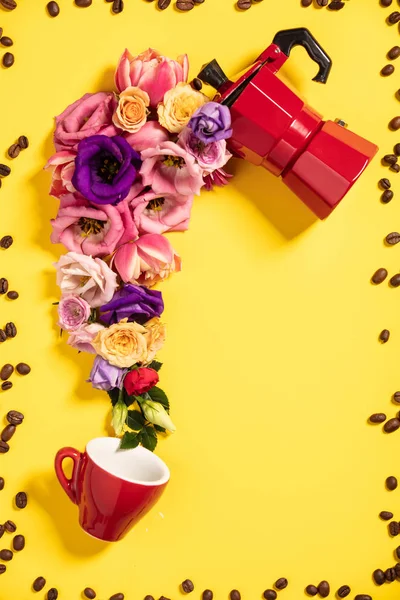 早晨咖啡概念。咖啡壶、咖啡杯和鲜花. — 图库照片