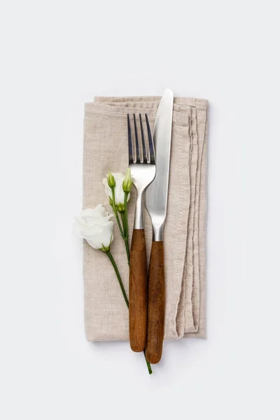 Fleurs avec fourchette et couteau sur fond blanc — Photo