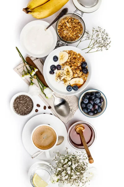 Здоровий сніданок на білому тлі, вид зверху, місце для тексту — стокове фото