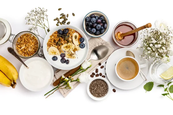 Beyaz arkaplanda sağlıklı kahvaltı seti, üst görünüm, kopyalama alanı — Stok fotoğraf