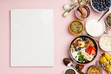 Sağlıklı kahvaltı kahve ve granola ile ayarla