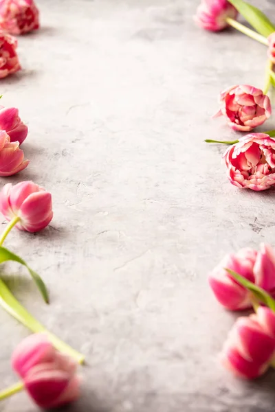 Flores de primavera y decoraciones de Pascua sobre un fondo chic en mal estado — Foto de Stock