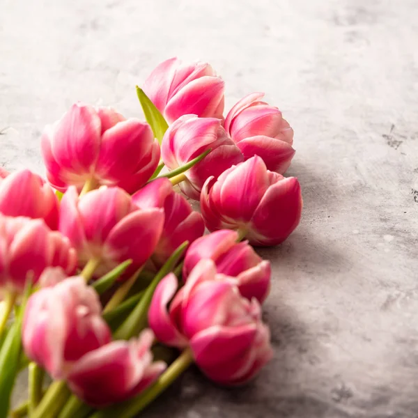 Pastellrosa Tulpen auf schäbigem Chic-Hintergrund — Stockfoto