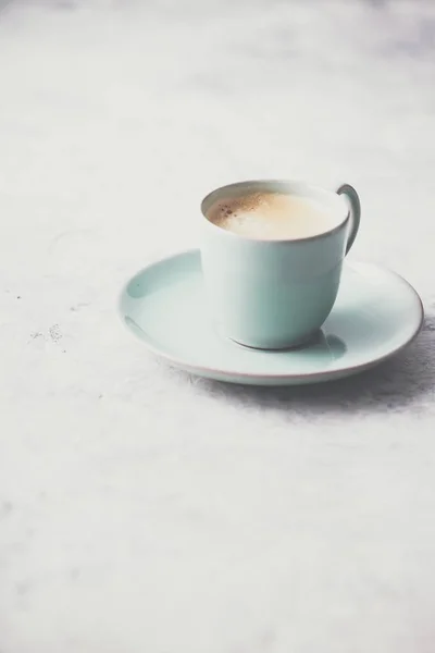 Una taza de café sobre fondo gris claro — Foto de Stock