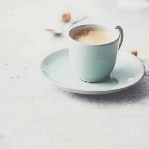 Uma xícara de café no fundo cinza claro — Fotografia de Stock