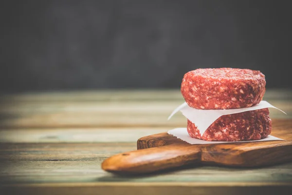 Hamburguesas crudas - chuletas de carne de res ecológica —  Fotos de Stock